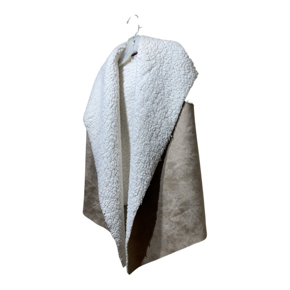 Women’s Coco+Jameson Buttonless Fleece Vest - Picture 2 of 5